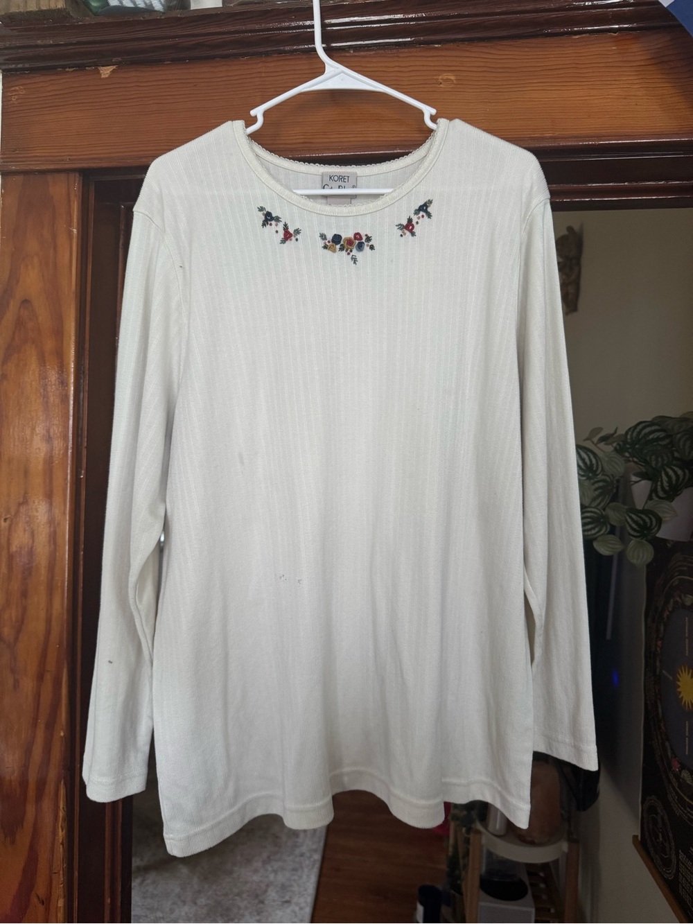 Vintage Koret Ivory Embroidered Long Sleeve Ribbed Tee